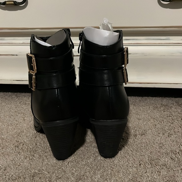 Nice heeled black ankle boots with buckles on side - Picture 4 of 7